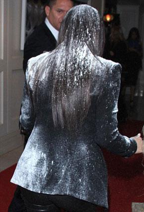 كيم ترمى ببودرة بيضاء ... على السجادة الحمراء